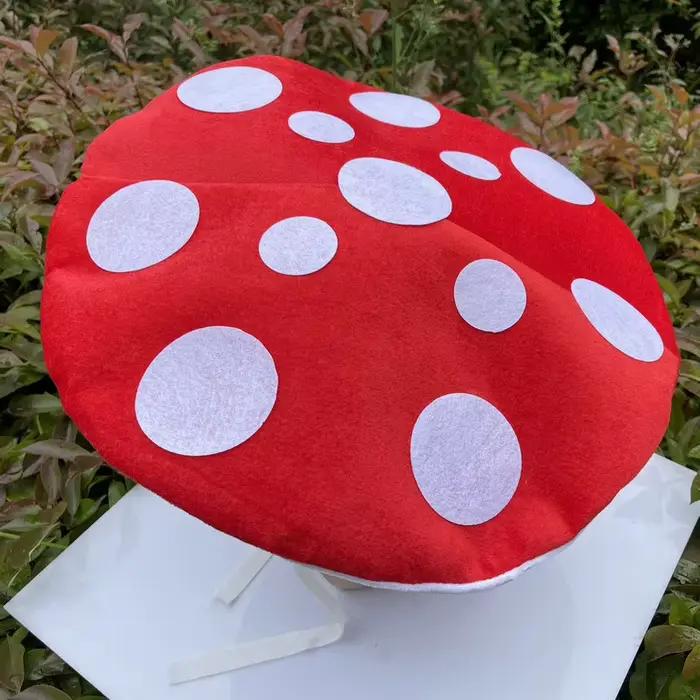 Chapeau de champignon festif avec corde