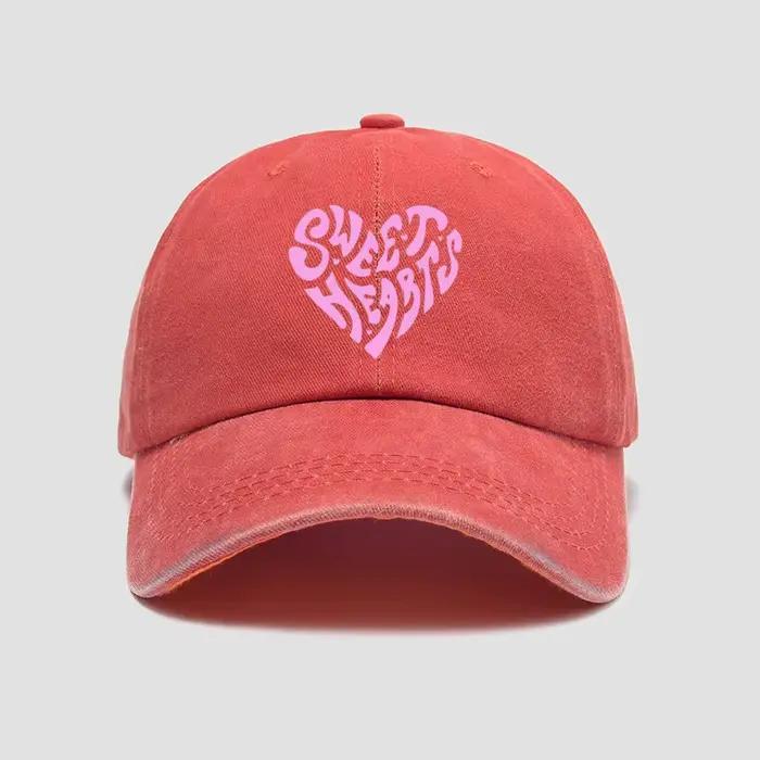 Casquette de baseball rose avec lettres imprimées en forme de cœur