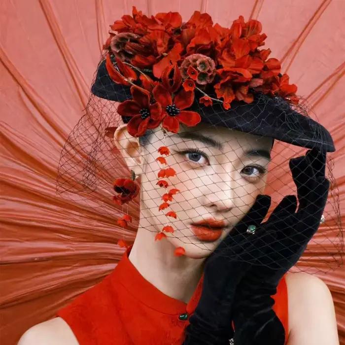 Chapeau de mariage de style britannique avec voile intégré