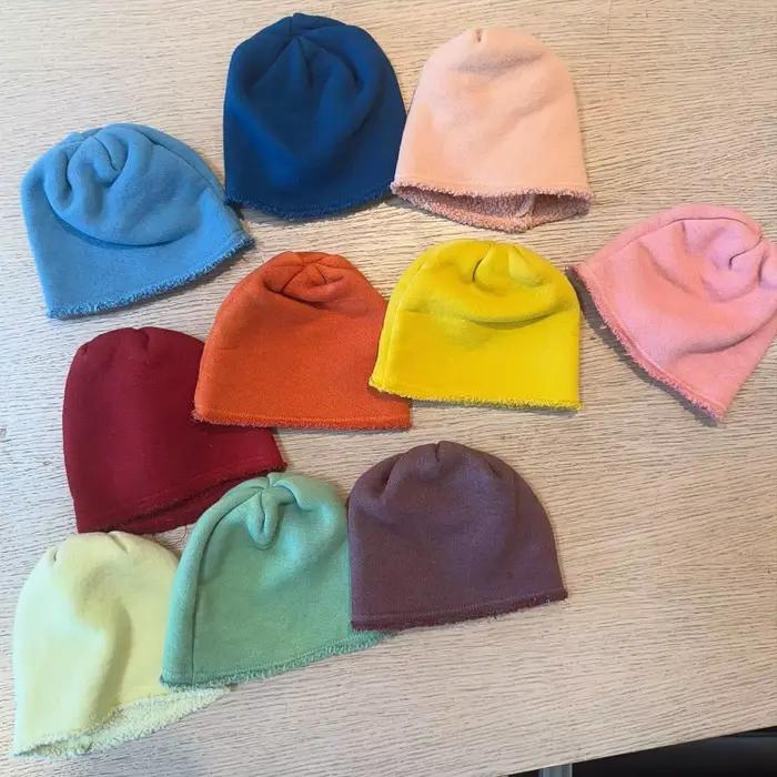 Bonnet tricoté à franges de couleur bonbon