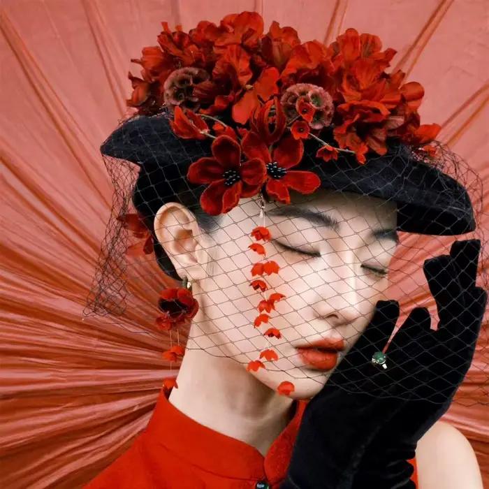 Chapeau de mariage de style britannique avec voile intégré