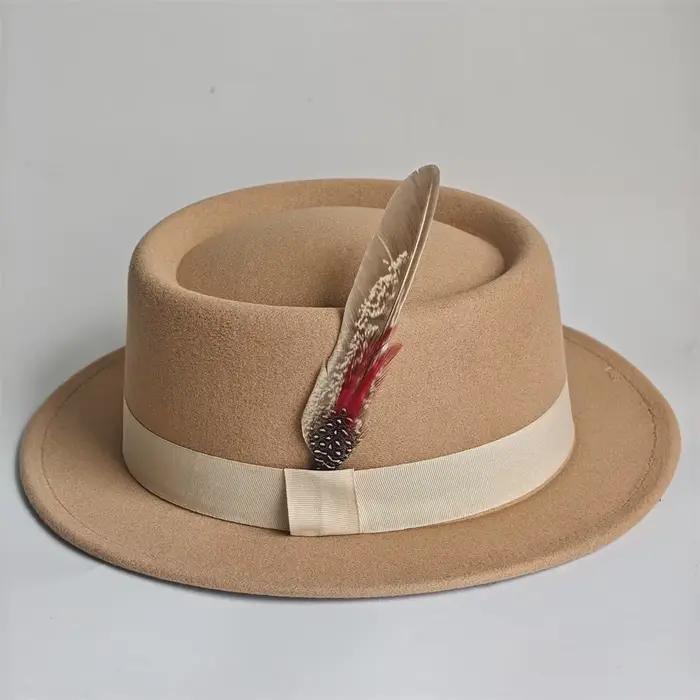 Tarte au porc chapeau plume accessoires Fedora