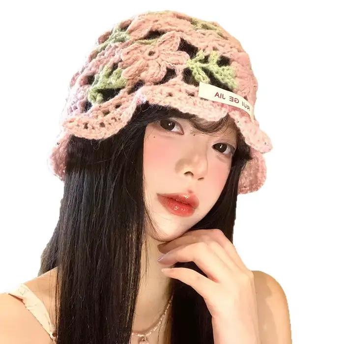 Bonnet en crochet ajouré à fleurs tendance
