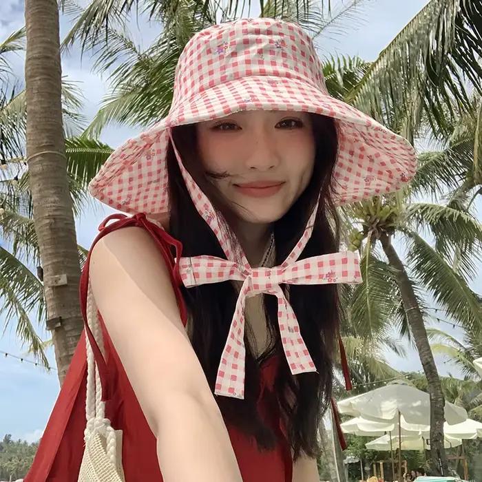 Chapeau de seau à carreaux double face en lin pour femmes, protection solaire, bord large avec lacets, idéal pour les plages et les aventures estivales