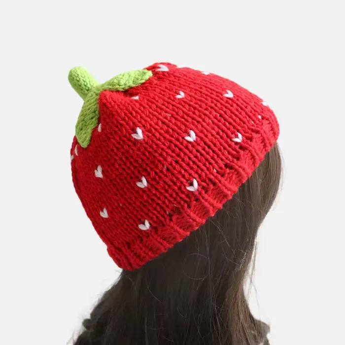 Un joli chapeau tricoté à la main aux fraises de dessin animé pour dames