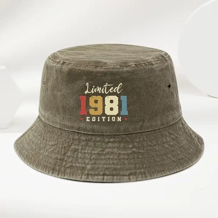 Un élégant chapeau de pêcheur unisexe avec un imprimé 1981