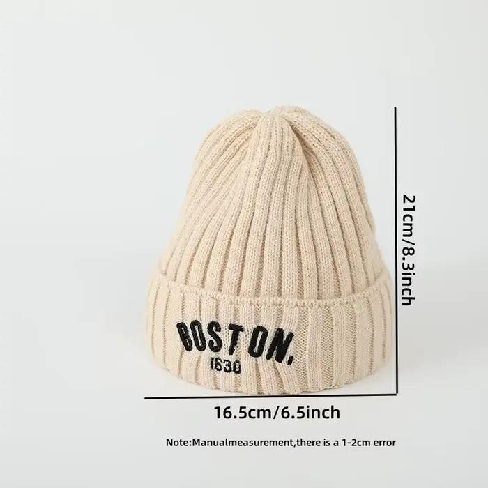 Bonnet de bébé avec lettres de couleur unie