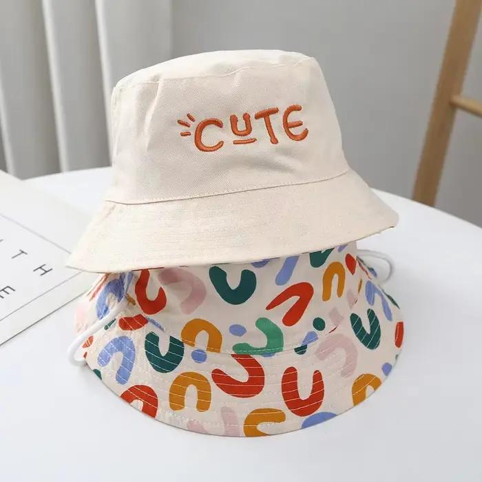 Chapeau double face brodé pour bébé