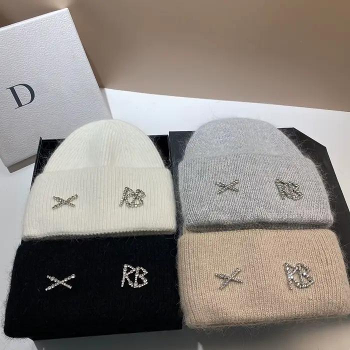 Chapeau tricoté en poils de lapin avec lettres RB