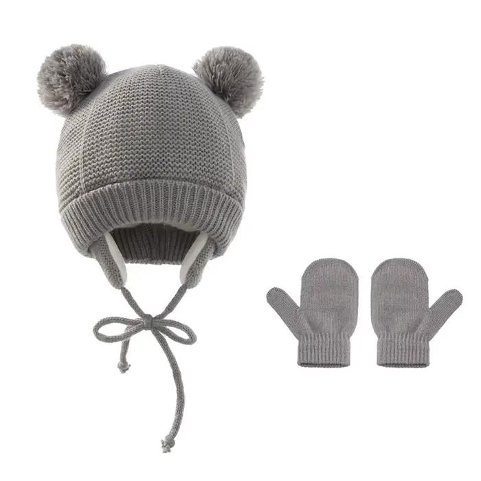 Ensemble bonnet et gants tricotés pour enfants