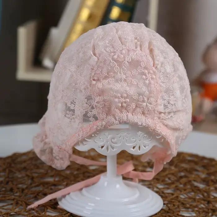 Chapeau de bébé en dentelle