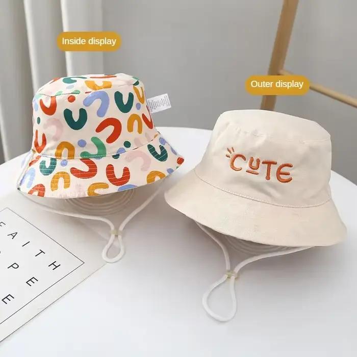 Chapeau double face brodé pour bébé