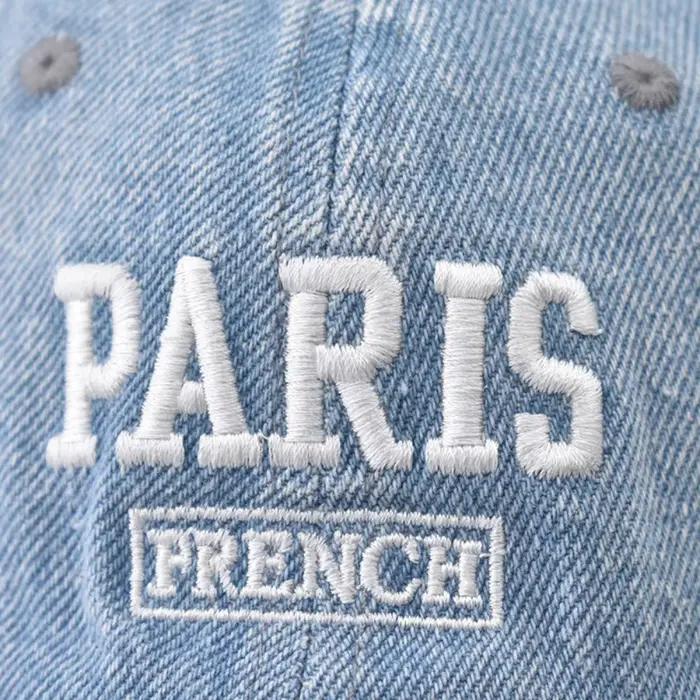 Chapeau de baseball en jean à trous