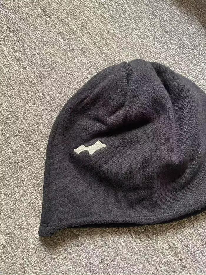 Bonnet tricoté à franges de couleur bonbon