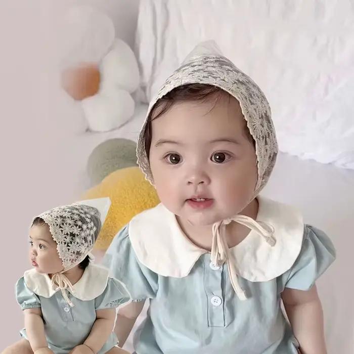 Bonnet de bébé en dentelle à fleurs