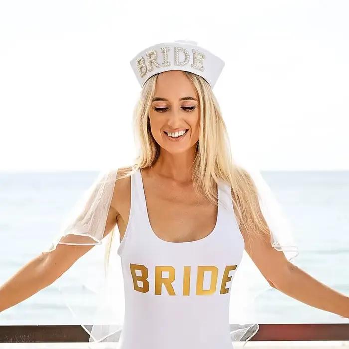 Chapeau de marin avec lettres de perles de mariée
