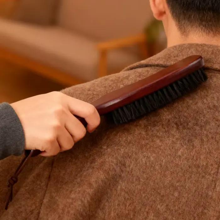 Brosse en feutre avec manche en bois