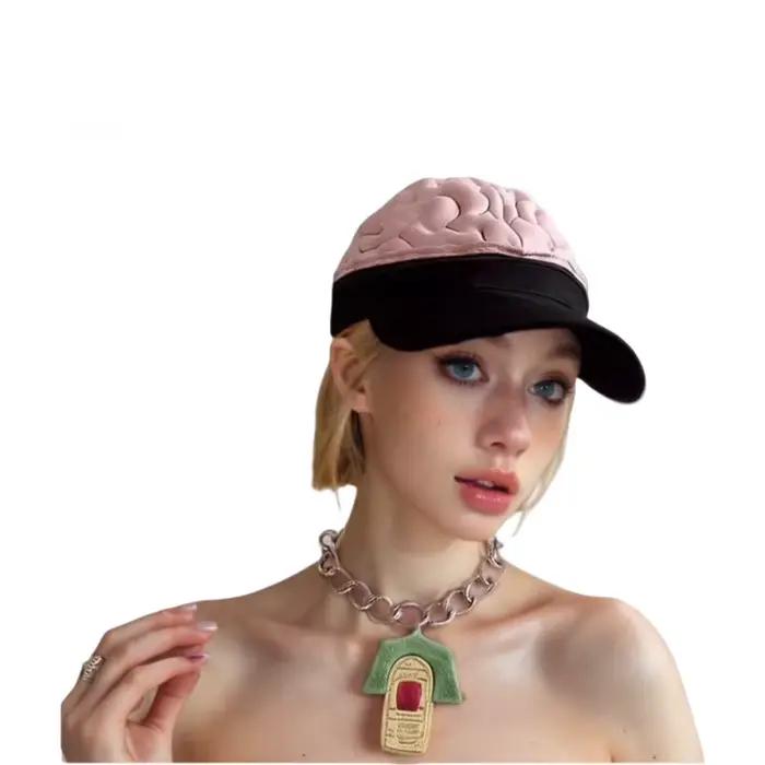 Le "bouchon cérébral" peut être ouvert et fermé. La casquette de baseball est mignonne et amusante. Il