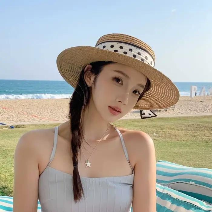 Chapeau de plage élégant en paille tressée avec perles