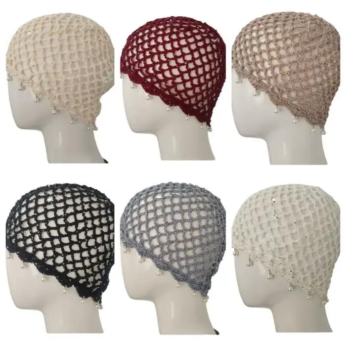 Bonnet en tricot ajouré au crochet avec pompons et perles