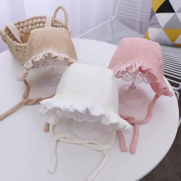 Bonnet en dentelle pour bébé fille