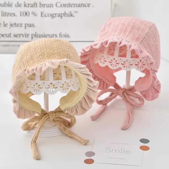 Bonnet en dentelle pour bébé fille