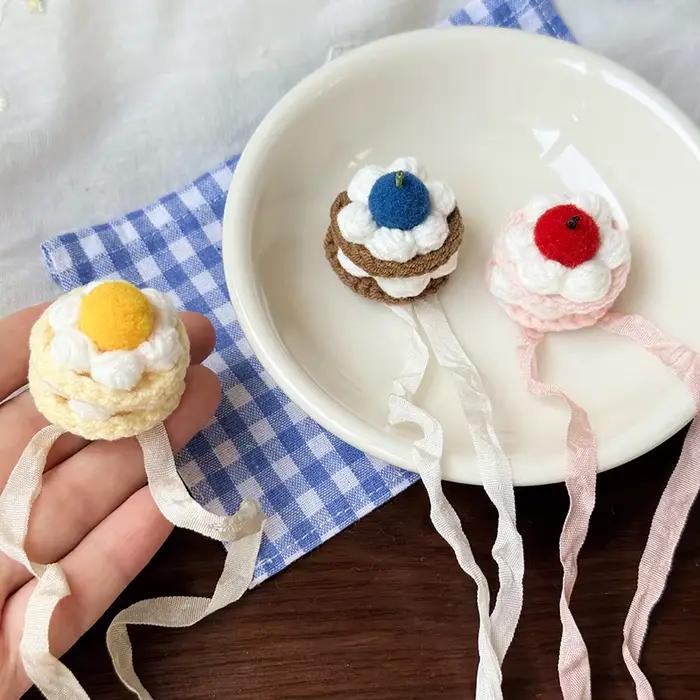 Chapeau de gâteau tricoté pour figurines de poupée