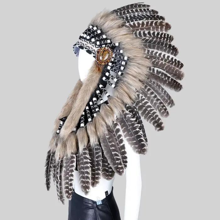 Chapeau à plumes de style bohème