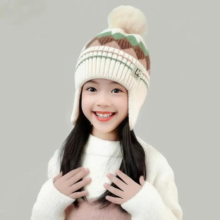 Bonnet Pom tricoté en polyester pour enfants 1-3 ans résistant au froid et coupe-vent avec détails en peluche mignons pour les sorties et activités en plein air