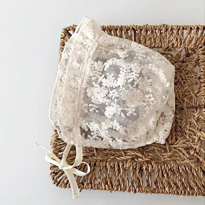 Chapeau de bébé en dentelle