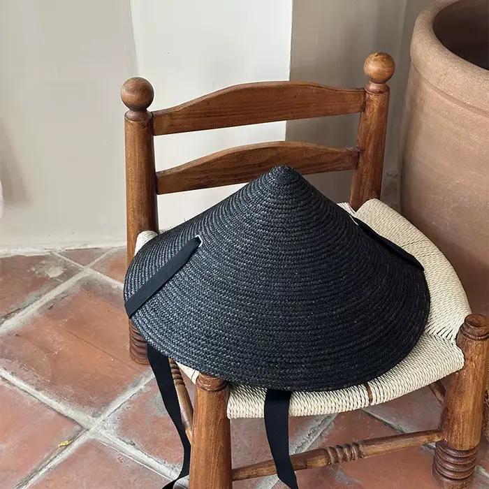 Chapeau de paille conique tendance pour les vacances