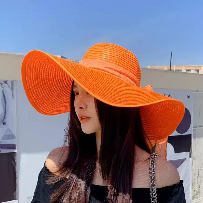 Chapeau de paille à large bord pour la plage