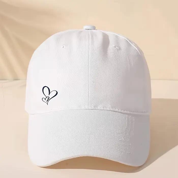 Casquette de baseball mignonne motif cœurs beige unisexe ajustable protection solaire toutes saisons voyage style urbain浪漫与实用并存的棒球帽：白色心形图案，米色背景，男女通用，易于调节，四季皆宜，防晒出行必备时尚单品