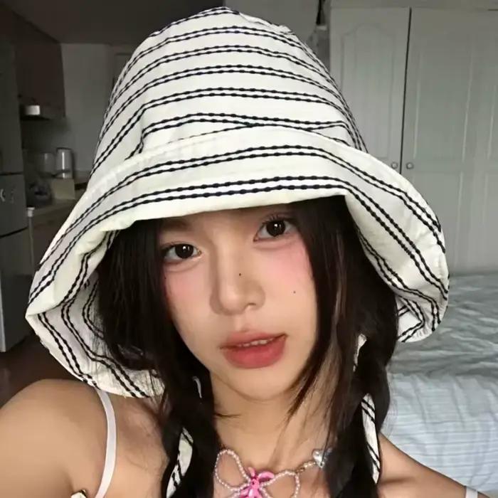 Nouveau Chapeau Bob Rayé à Large Bord Style Français pour Femme – Protection Solaire et Ombre Respirante pour l'Été