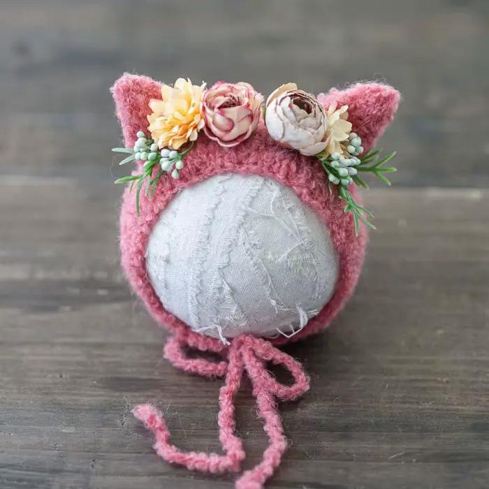 Chapeau de nouveau-né crocheté à la main
