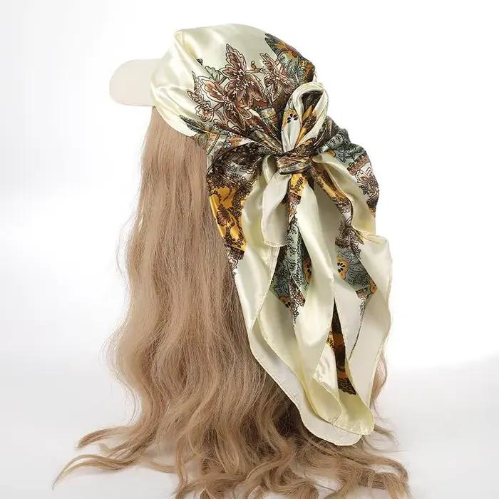 Chapeau foulard en soie satinée pour vacances