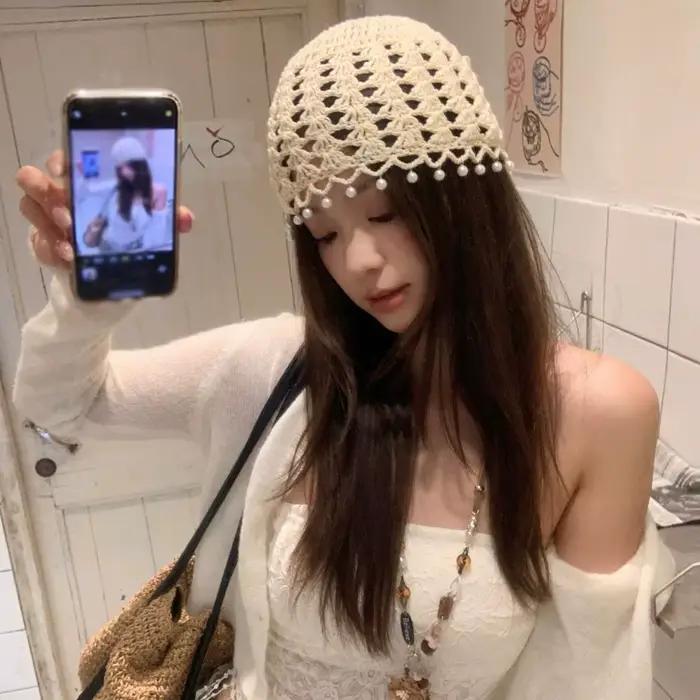 Bonnet en crochet ajouré style bohème avec perles et pompons
