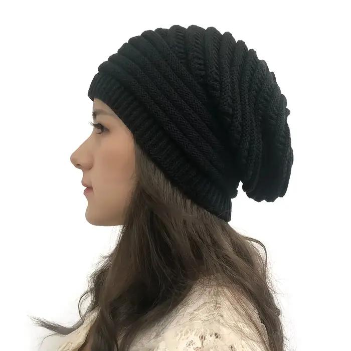 Le bonnet tricoté élastique d'hiver pour femme est léger