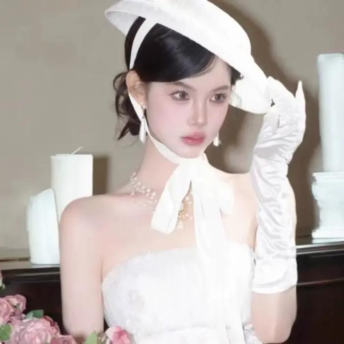 Chapeau Rétro Blanc en Dentelle à Nouer