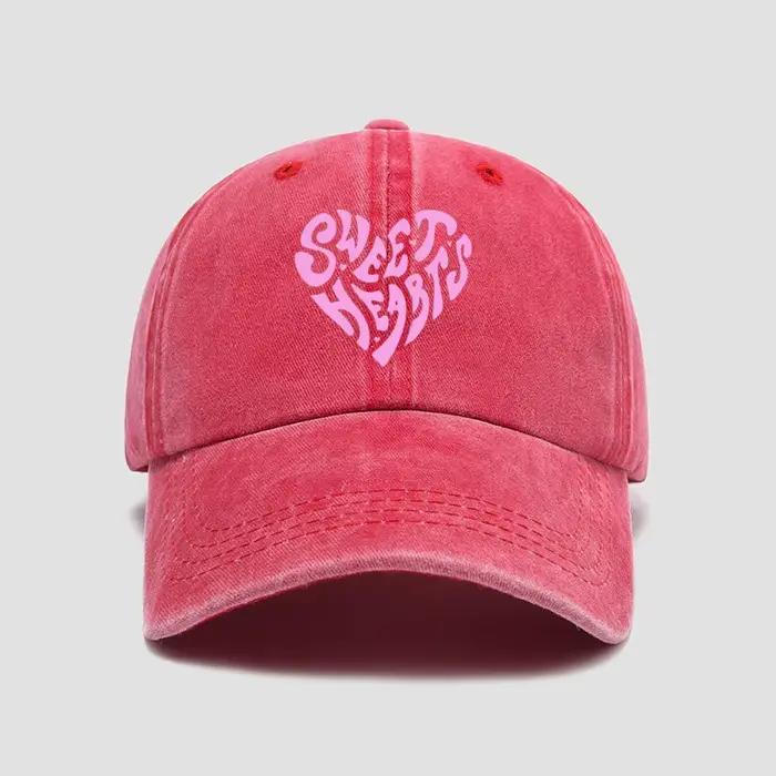 Casquette de baseball rose avec lettres imprimées en forme de cœur