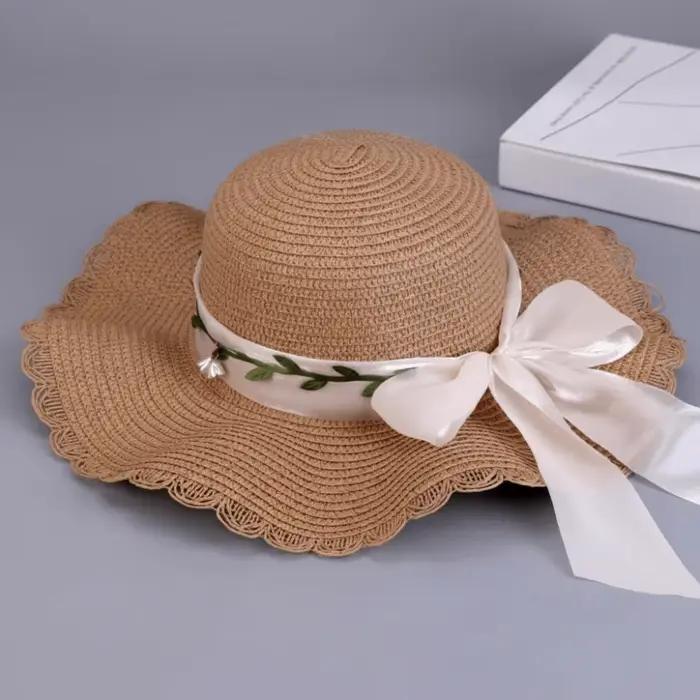 Chapeau de paille coloré à nœud