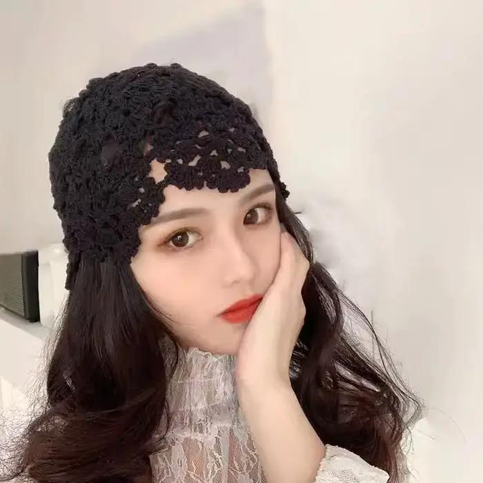 Bonnet en crochet creux brodé de fleurs