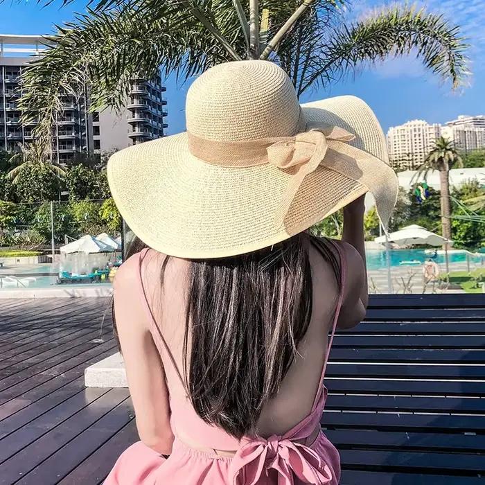 Chapeau de paille à large bord pour la plage