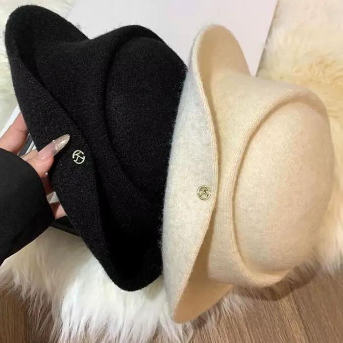 Libérez votre esprit Hepburn! Chapeau en laine noir à bord roulé