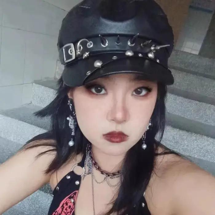 Casquette Punk à rivets en cuir PU