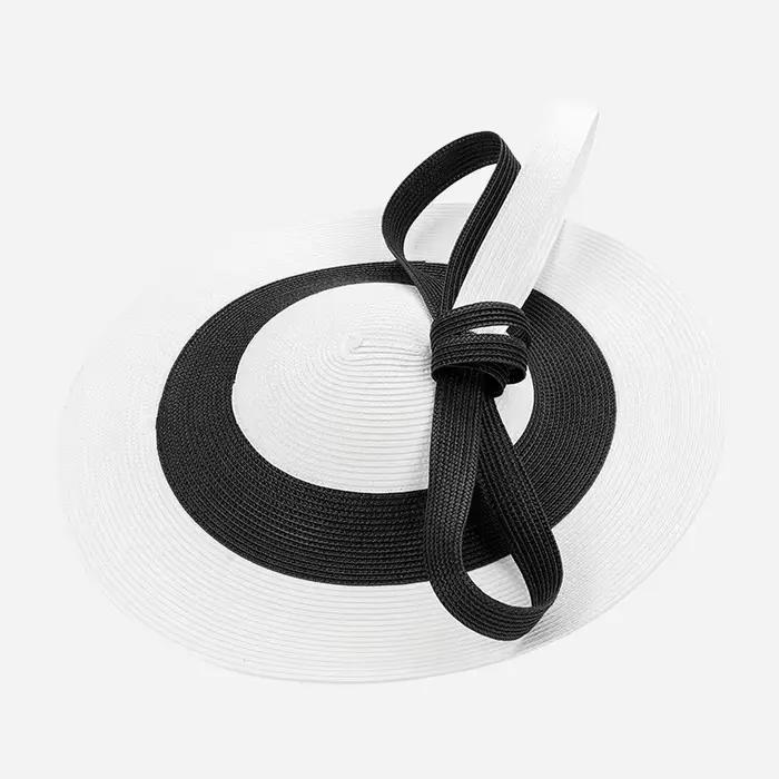 Grand chapeau fascinateur en paille à larges bandes