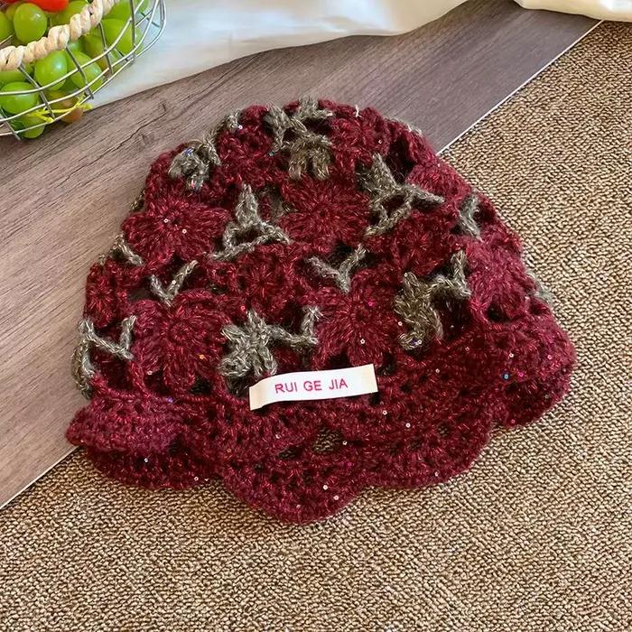 Bonnet en crochet ajouré à fleurs tendance
