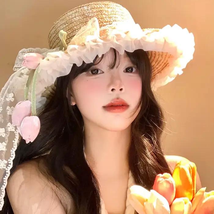 Chapeau de paille à large bord avec nœud en dentelle et fleur