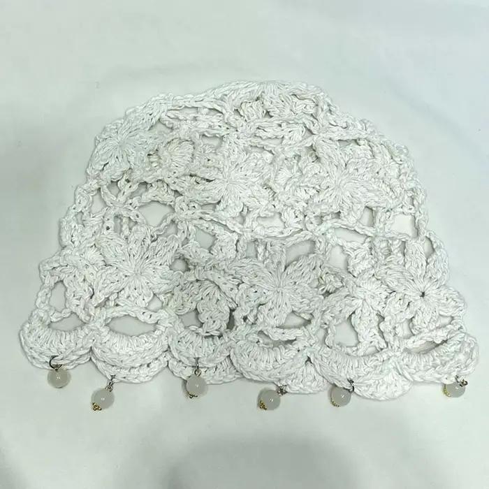 Bonnet tricoté fin style bohème avec fleur au crochet