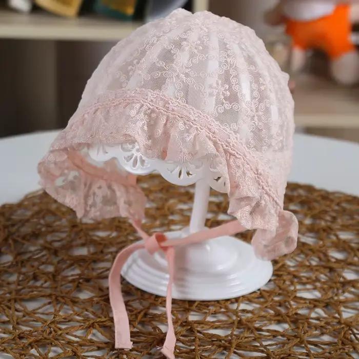 Chapeau de bébé en dentelle